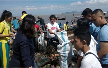 <p><strong>LAGUNA LAKE CLEAN-UP</strong>. Councilor Danilo Lanceras of Bay, Laguna leads the Laguna Lake clean-up activity at Barangay Tagumpay on Thursday (March 15, 2018) . He was joined by members of the Philippine National Police (PNP), Laguna Water District Aquatic Resources Corp. (LARC), government officials and students.<em> (Photo by Zen Trinidad)</em></p>